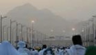 الحجاج يواصلون مناسكهم من عرفات إلى مزدلفة وفق جداول دقيقة (صور)