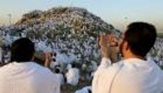 بث مباشر.. تكبيرات الحجاج تملأ أجواء جبل عرفات: «لبيك اللهم لبيك»