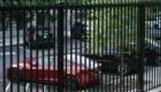 سيارة تسلا حمراء تدخل سباق العداء بين ترامب وماسك