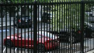 تيسلا الحمراء متوقفة خارج الجناح الغربي للبيت الأبيض 