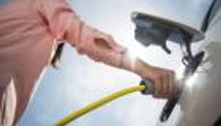 فرنسا تعيد مكافأة السيارات الكهربائية.. وتحصلها من جيوب «الملوّثين»