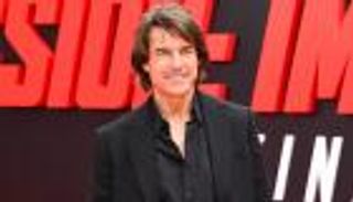 توم كروز يسجل رقما قياسيا في «غينيس» بقفزات نارية من السماء (فيديو)