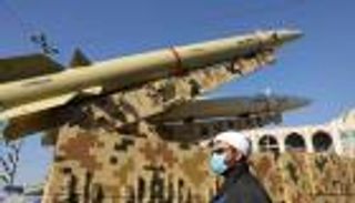 «صفقة جديدة».. هل تعزز إيران مخزونها من الصواريخ؟