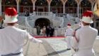 «قبلات» و«أحضان» في أول زيارة لرئيس فرنسي لموناكو منذ 41 عاما (صور)