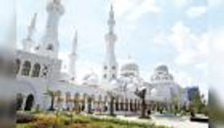 «زايد الإنسانية» تنفذ «مشروع فرحة عيد الأضحى» في جامع الشيخ زايد الكبير بإندونيسيا