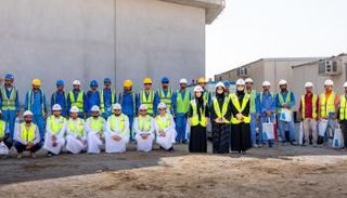 بلدية أبوظبي توزع كسوة العيد على العمال