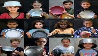 أطفال فلسطينيون يقفون مع أوانيهم أثناء انتظارهم في نقطة توزيع وجبات بغزة