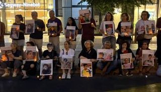 إسرائيليون يتظاهرون في تل أبيب حاملين صور أطفال غزة