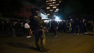 عنصر أمن يحرس عيادة يتلقى فيها السيناتور ميغيل أوريبي تورباي العلاج