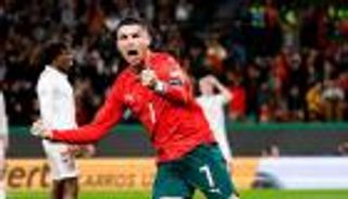 مباراة إسبانيا والبرتغال.. أين ذهب قميص كريستيانو رونالدو بين الشوطين؟ (فيديو)