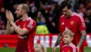 دفعة أولى.. مانشستر يونايتد يعلن رحيل 10 لاعبين