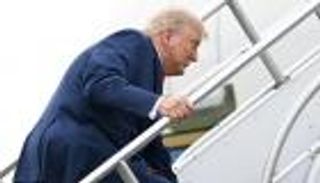 شاهد ترامب وهو يتعثر أثناء صعود الطائرة.. وردود تُذكره ببايدن