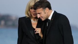 الرئيس الفرنسي إيمانويل ماكرون وزوجته