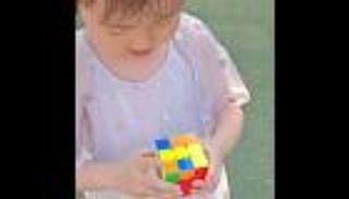 «صينية عمرها 4 سنوات» تحل مكعب روبيك في 30 ثانية