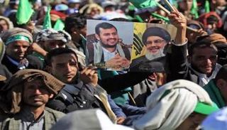 عناصر من مليشيات الحوثي يحملون صور حسن نصرالله وعبدالملك الحوثي- أرشيفية