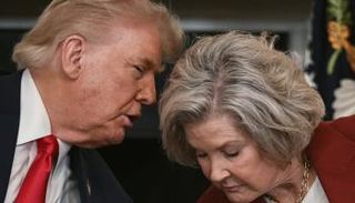 ترامب يتحدث مع رئيسة موظفي البيت الأبيض سوزي وايلز