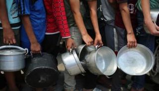 أطفال في طابور لتوزيع وجبات