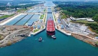 سفينة تجارية تعبر قناة بنما - أرشيفية