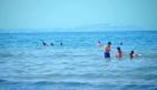 تونس..عودة الحياة إلى شاطئ حمام الأنف