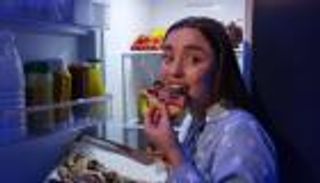 استيقاظك ليلا لتناول الطعام قد يكون مرضا.. اكتشف طرق العلاج