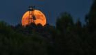 «قمر الفراولة» يهبط إلى أدنى نقطة في السماء منذ عقود في يونيو