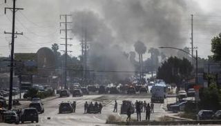 جانب من المواجهات العنيفة في لوس أنجلوس