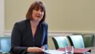 بريطانيا تقرر منع طالبي اللجوء من الإقامة بالفنادق.. خطوة توفر 1.35 مليار دولار