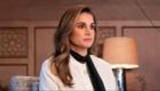 الملكة رانيا تعتمد الأناقة المريحة خلال عطلتها برفقة الأمير هاشم