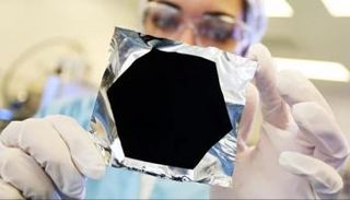 الطلاء الأسود الفائق الجديد يمكن التعامل معه بسهولة، على عكس الطلاءات السابقة