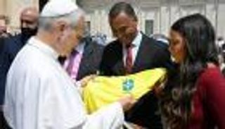 قميص منتخب البرازيل.. أحدث هدية رياضية لبابا الفاتيكان