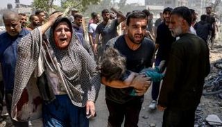 محاولات لإسعاف طفلة فلسطينية عقب قصف إسرائيلي