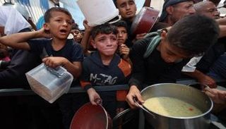 أطفال في غزة ينتظرون دورهم للحصول على المساعدات