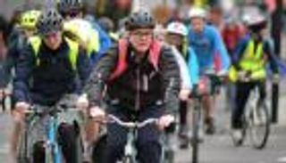 دراسة: ركوب الدراجة في منتصف العمر يقلل خطر الإصابة بالخرف