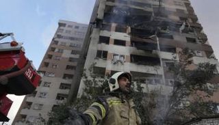 مبنى متضرر جراء الهجوم الإسرائيلي على إيران