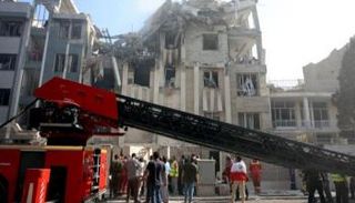 دمار في مبنى بطهران جراء غارة إسرائيلية