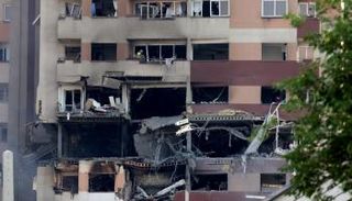 فرق الإنقاذ في مبنى بطهران استهدفته غارة إسرائيلية 