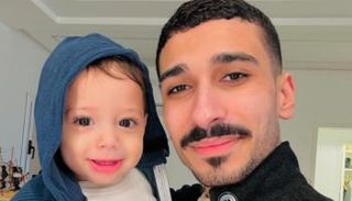 تاجر المجوهرات وطفله الصغير 