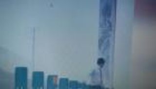 سائق صيني يخاطر بحياته لتحذير المركبات تحت الأمطار الغزيرة