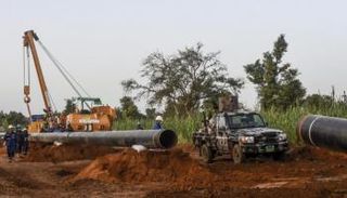 عمال خلال تركيب أنابيب نفطية بين النيجر وبنين - أرشيفية