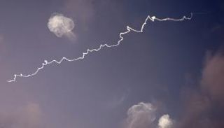 مسارات الصواريخ واعتراضاتها في السماء فوق مدينة نتانيا الإسرائيلية