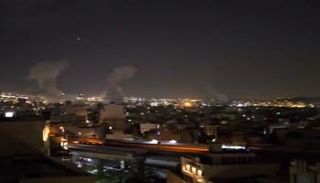 تصاعد الأدخنة جراء الضربات الإيرانية على إسرائيل