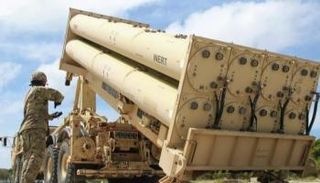 جندي يقف إلى جانب منصة إطلاق منظومة ثاد