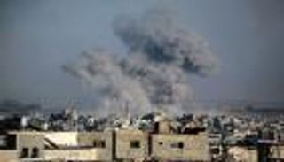 مقتل 35 فلسطينيا في غزة معظمهم قرب موقع توزيع مساعدات