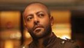 تامر عاشور يقلق جمهوره بعد ظهوره بعكاز