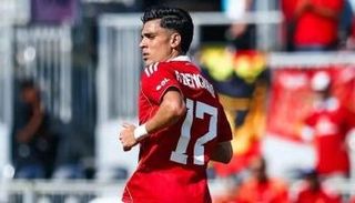 أشرف بن شرقي بقميص الأهلي