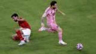 «سبيد» يستفز ميسي بقميص كريستيانو رونالدو