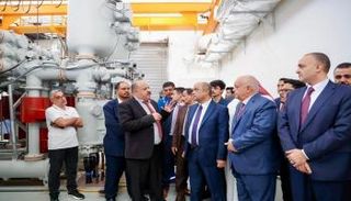 جانب من زيارة رئيس الحكومة اليمنية لمحطات الكهرباء في عدن