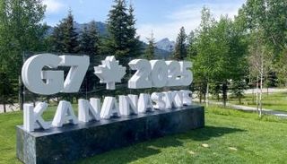 شعار مجموعة السبع أمام مقر انعقادها في كاناناسكيس،