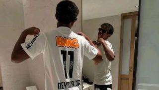 لامين يامال يرتدي قميص نيمار مع سانتوس