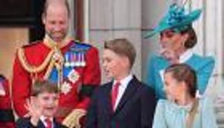 كيت ميدلتون توجه تعليمات حازمة للأمير لويس خلال احتفال «Trooping the Colour»